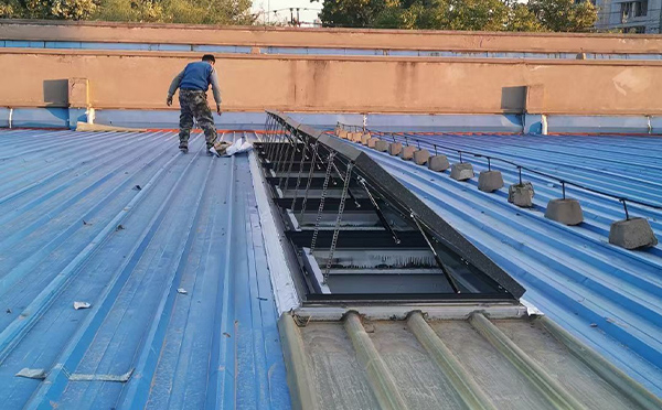 某区域性物流仓储中心托克逊排烟窗系统安装项目