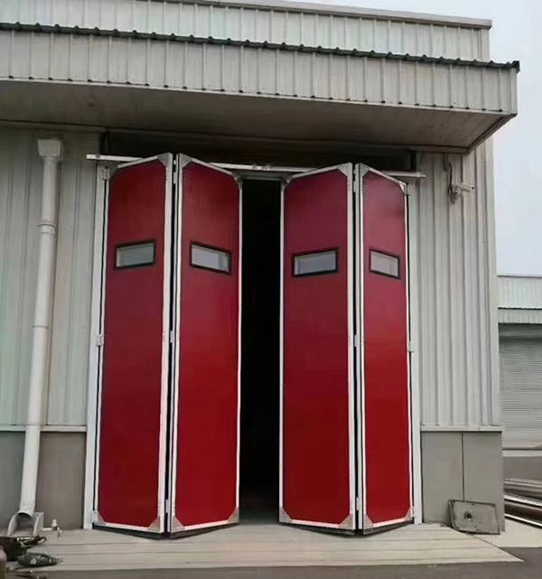 托克逊工业折叠门在大型装配车间出入口的应用实例 托克逊工业折叠门在大型装配车间出入口的应用实例